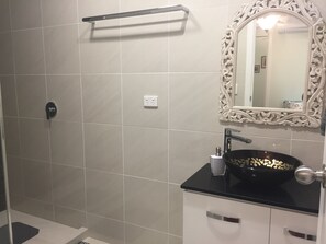 Habitación Deluxe con 2 camas individuales, 2 camas individuales, en el área del jardín | Baño | Regadera, amenidades de baño gratuitas, secadora de cabello, toallas 