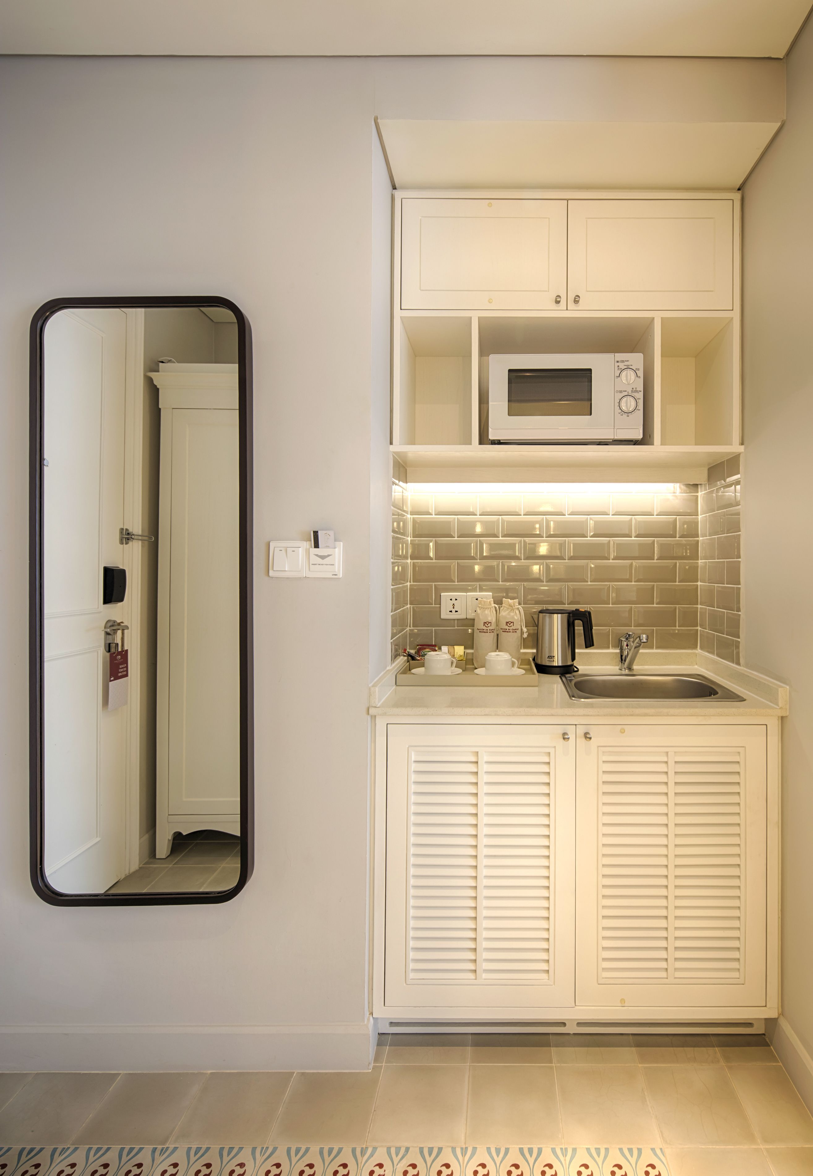 artist room | private kitchenette | microwave, electric kettle