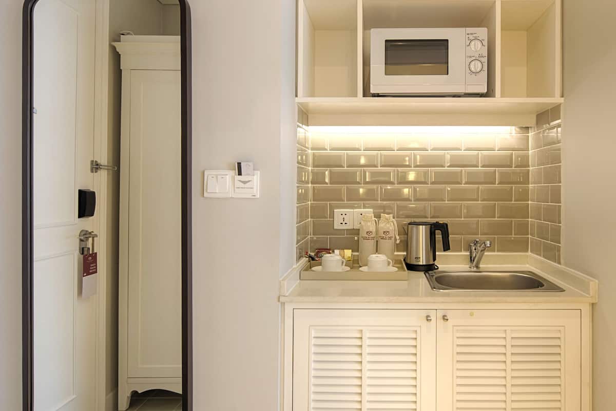 artist room | private kitchenette | microwave, electric kettle