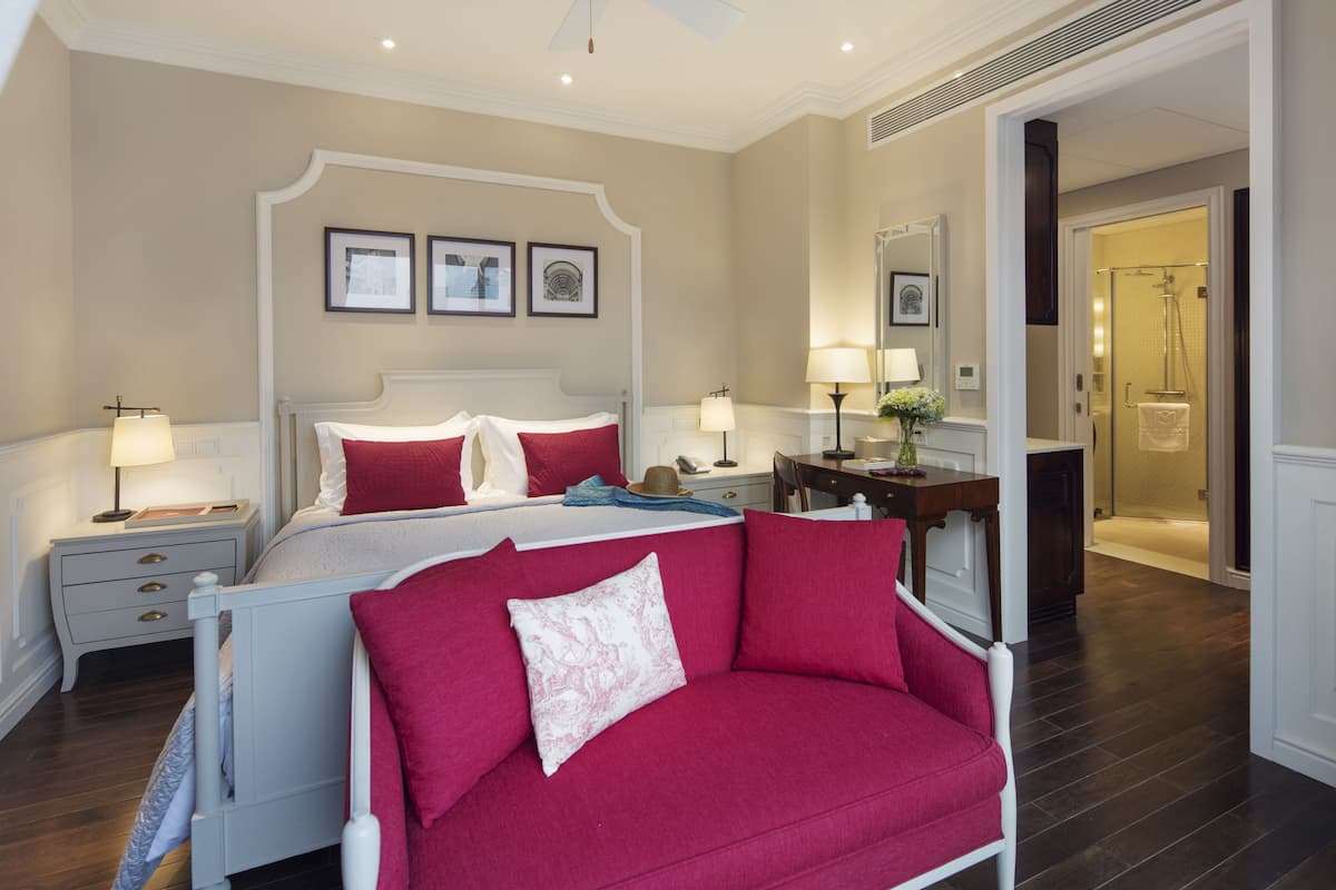 Premium bedding, pillowtop beds, minibar, in-room safe