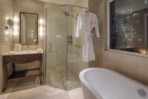 Shower, rainfall showerhead, designer toiletries, hair dryer - Maison De Camille Boutique Hotel (Ho Chi Minh City)