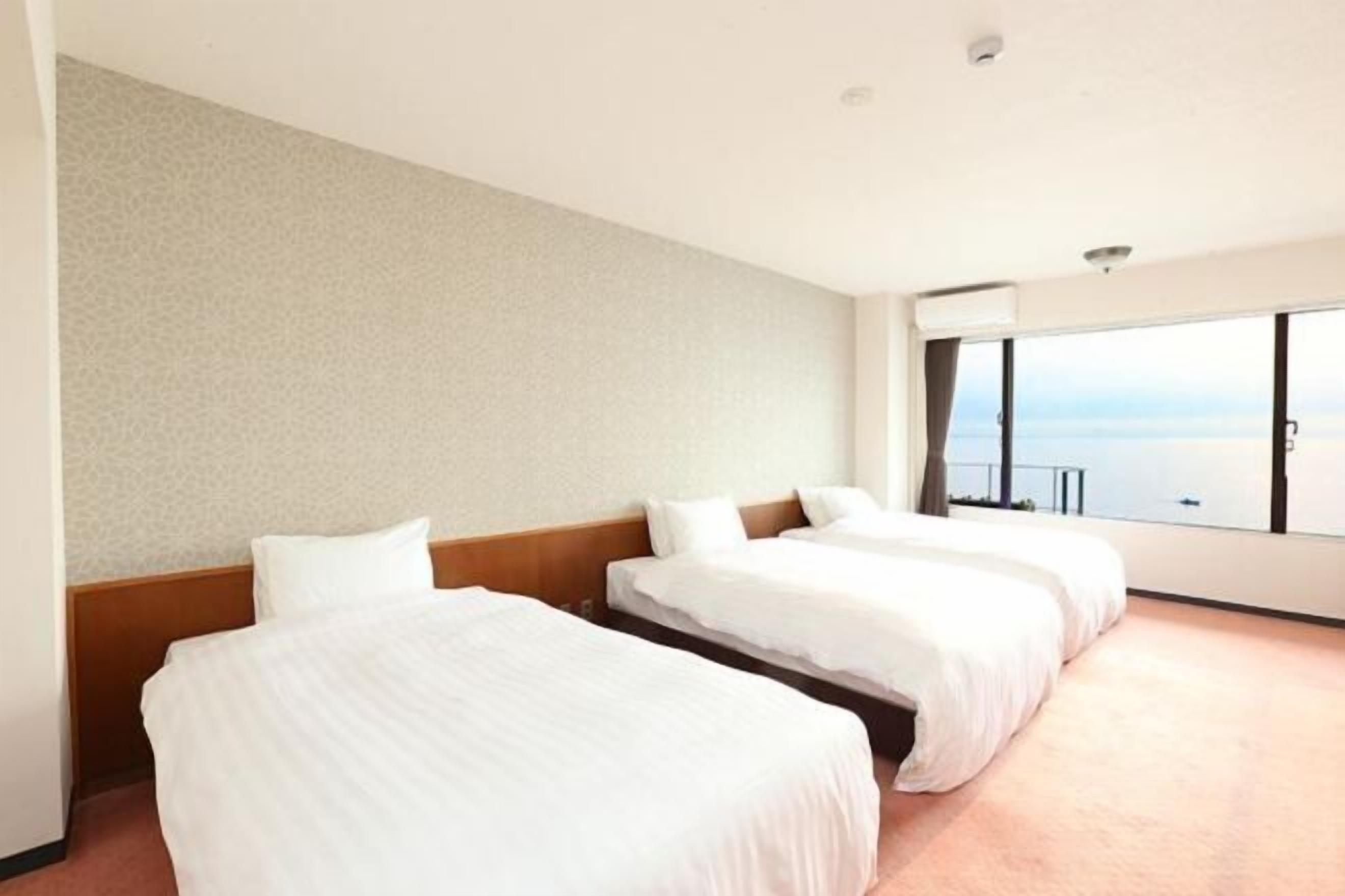 In-room safe, bed sheets