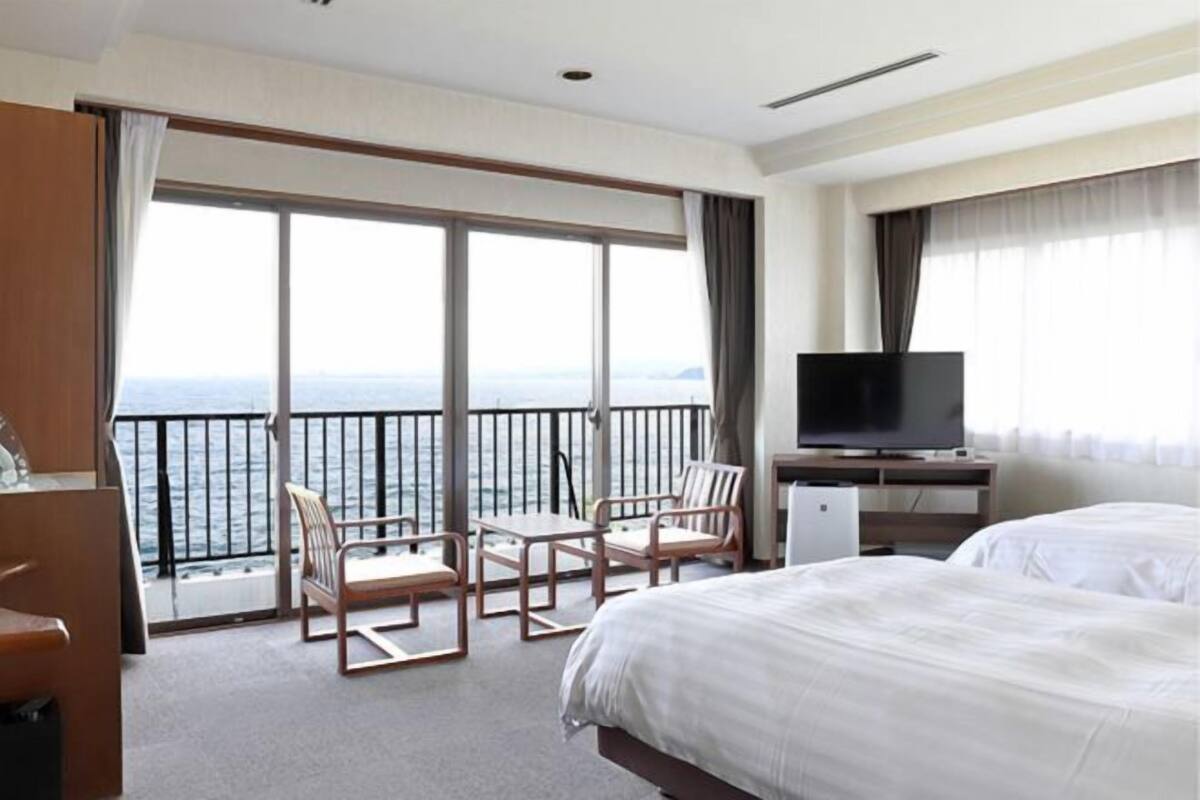 In-room safe, bed sheets