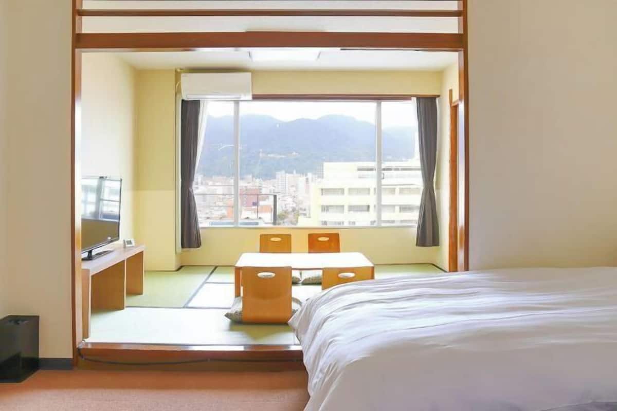 In-room safe, bed sheets