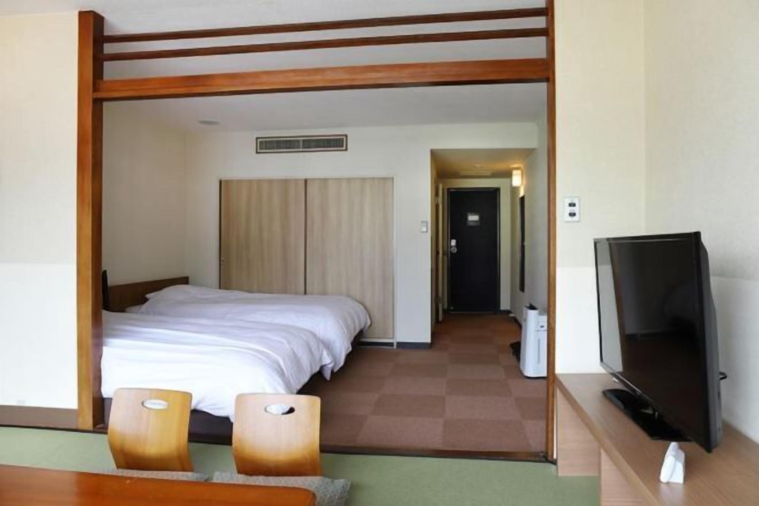 In-room safe, bed sheets