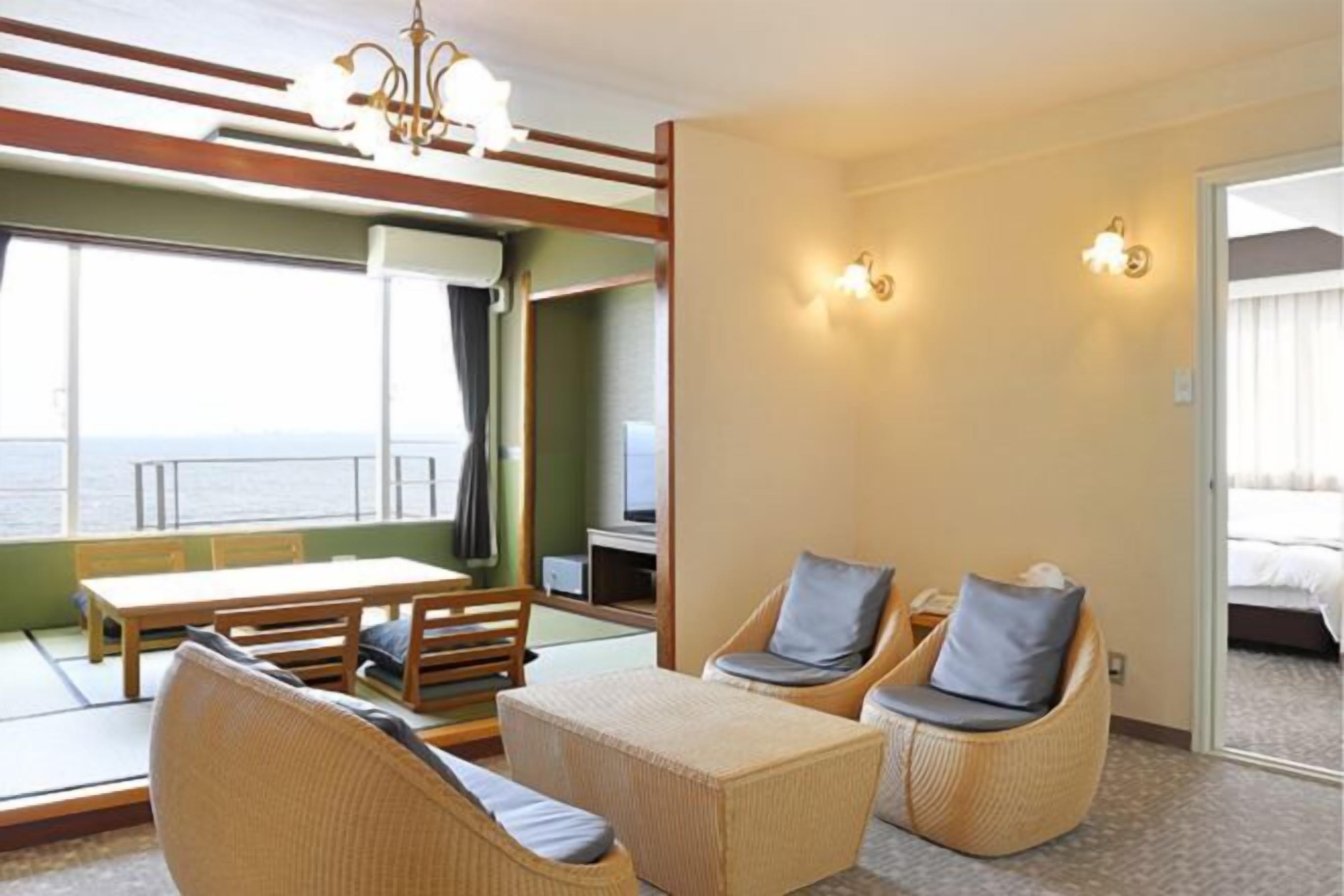 In-room safe, bed sheets