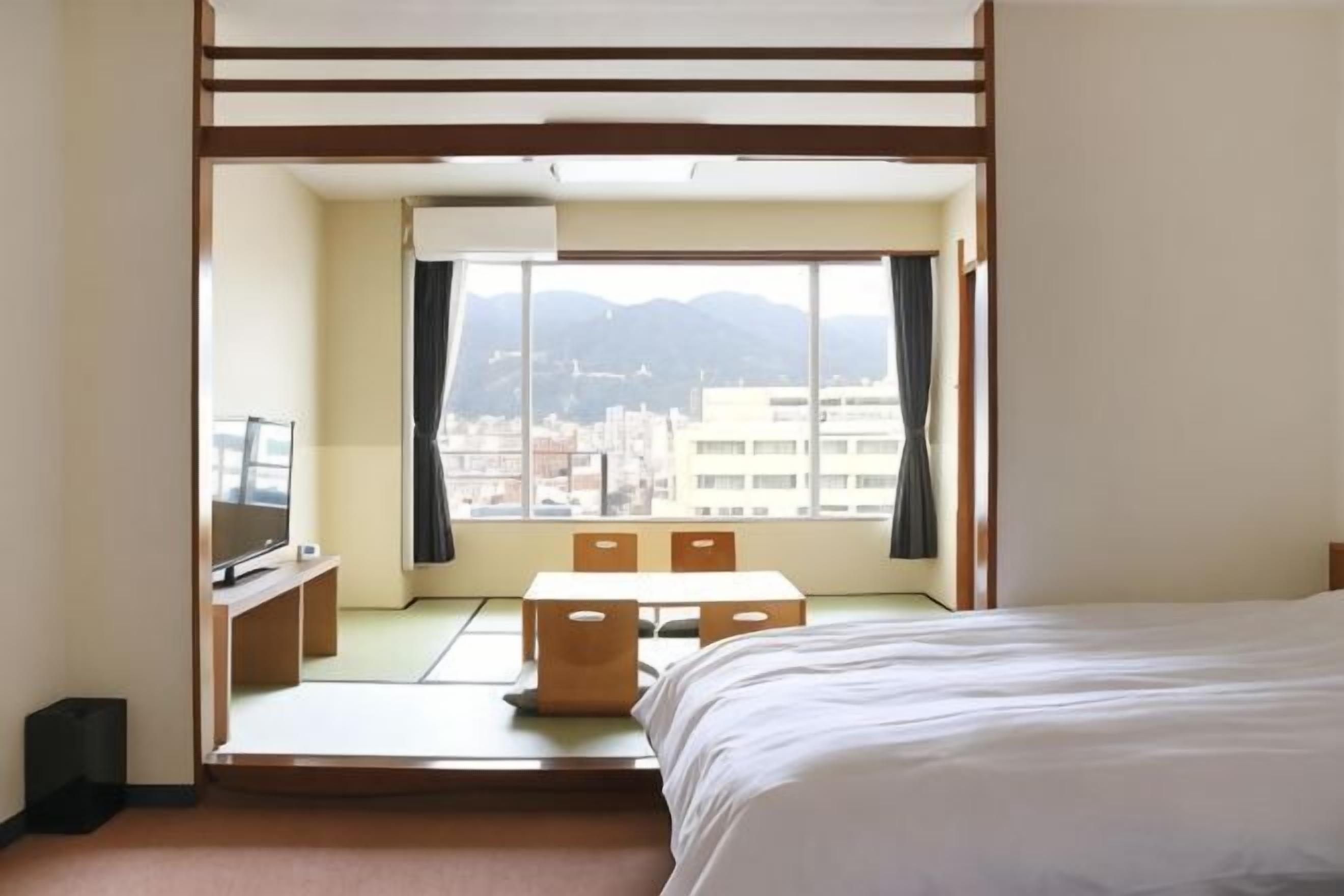 In-room safe, bed sheets