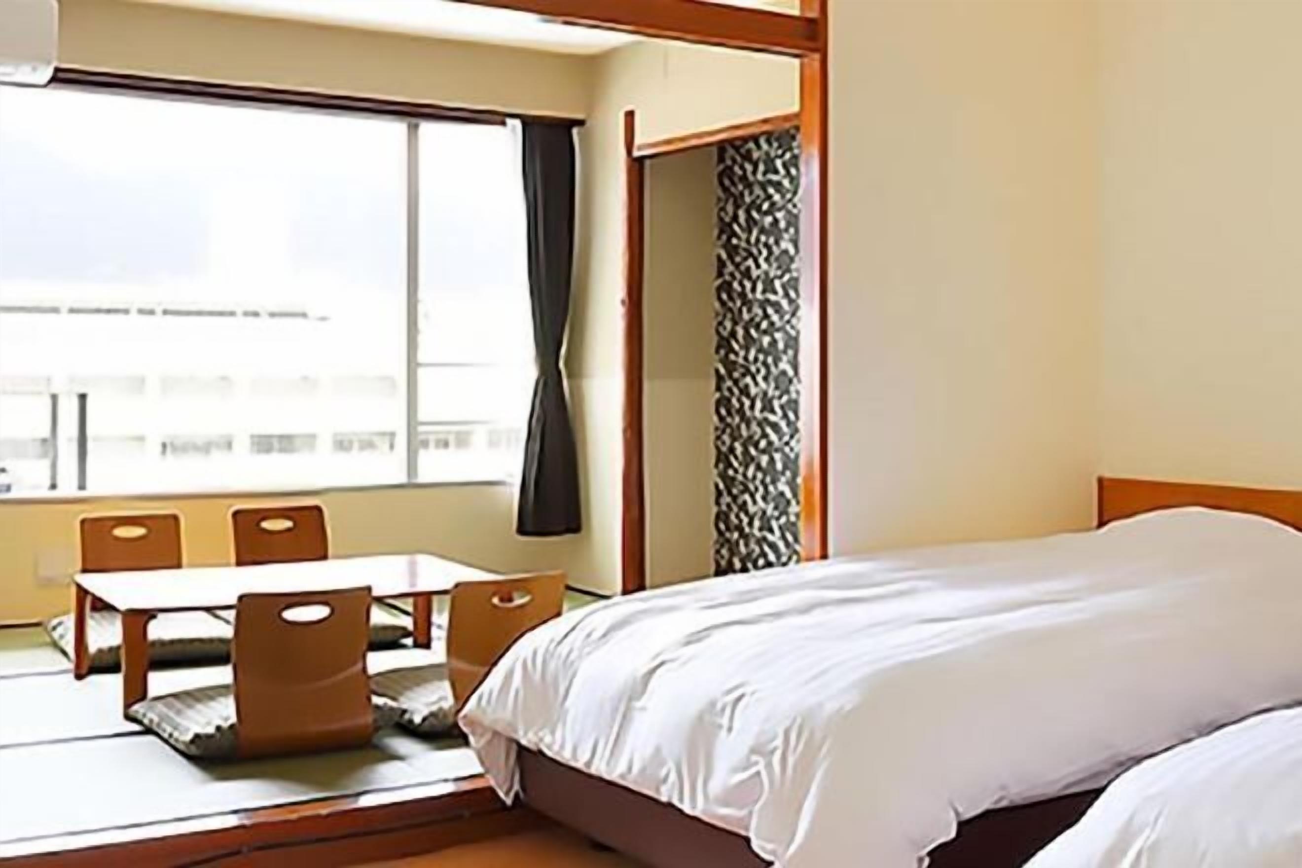 In-room safe, bed sheets