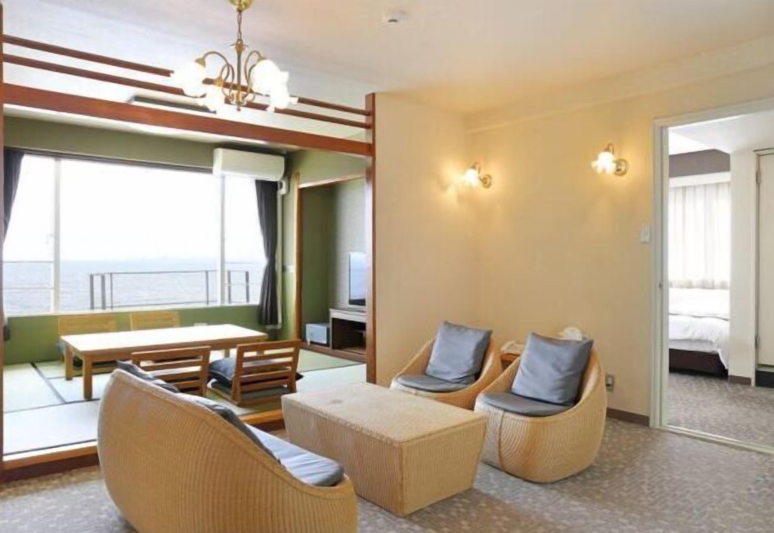 In-room safe, bed sheets