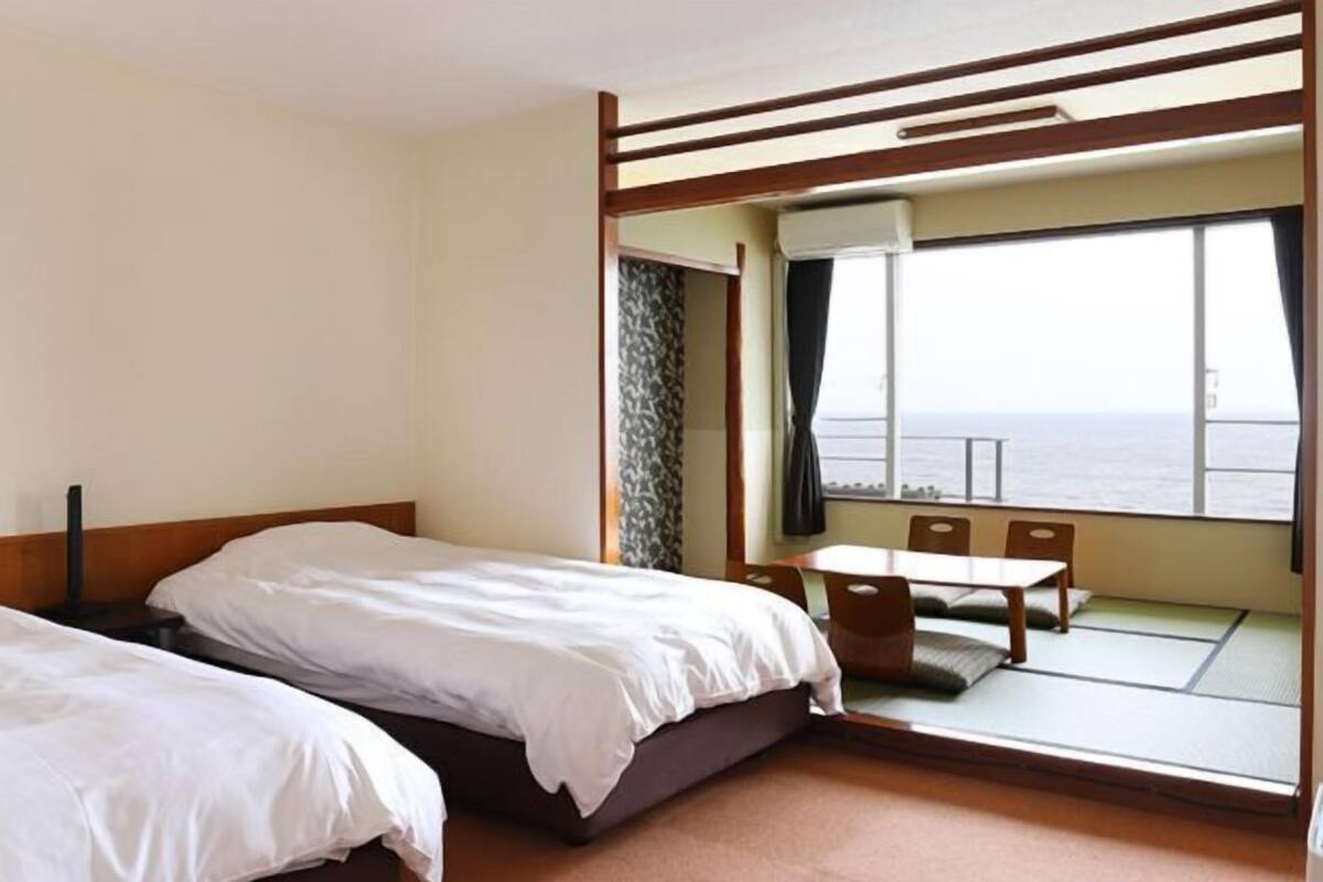 In-room safe, bed sheets