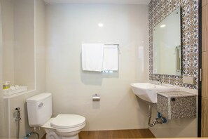 Shower, free toiletries, towels - De Resto (Hat Yai)