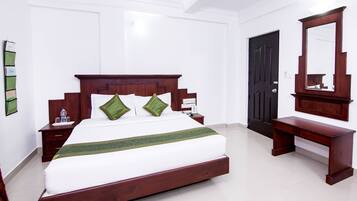 Deluxe Room, 1 Bedroom | Desk, iron/ironing board, rollaway beds, free WiFi