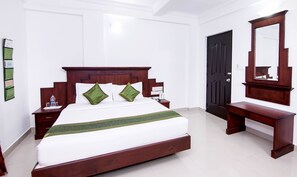 Deluxe Room, 1 Bedroom | Desk, iron/ironing board, rollaway beds, free WiFi