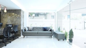 Lobby sitting area - Treebo Pechis Castle (Chennai)
