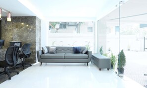 Área de estar no saguão