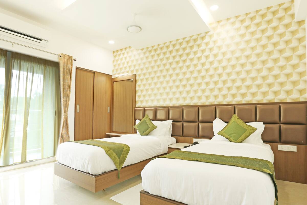 Deluxe Room | Minibar, in-room safe, desk, iron/ironing board (on request)