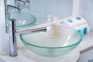 アパートメント | バスルーム | シャワー、バスアメニティ (無料)、ヘアドライヤー、タオル