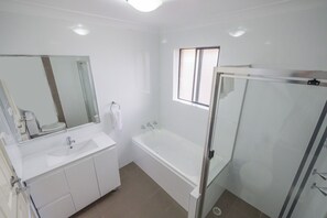 Apartment, 2 Bedrooms (35 Grose St) | Bathroom | Separate tub and shower, towels - Parkside Apartments (Parramatta)