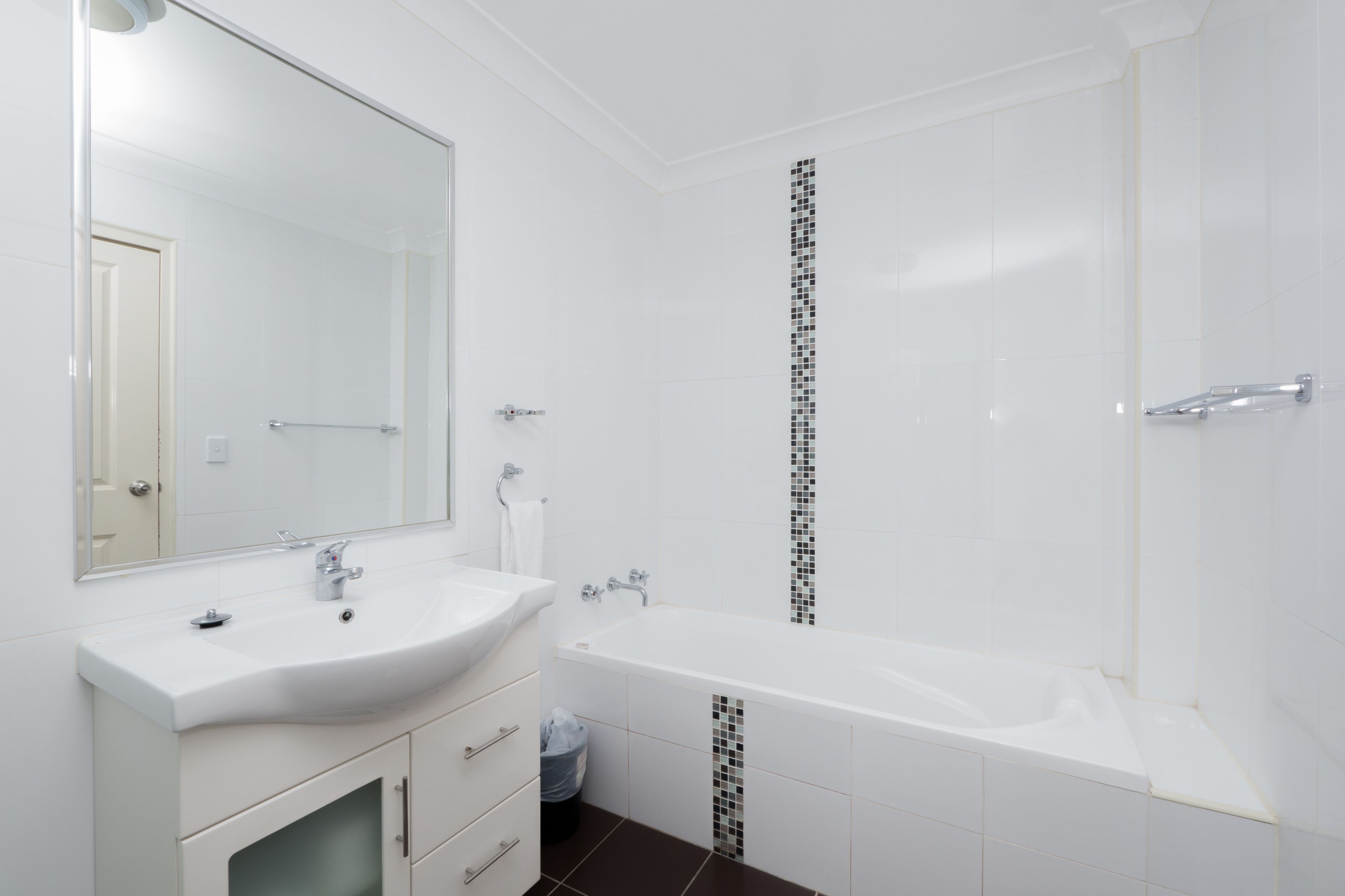 Separate bathtub and shower, towels