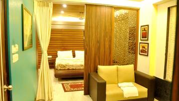 Premium bedding, in-room safe, desk, laptop workspace