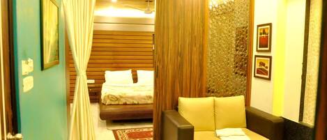 Ropa de cama de alta calidad y caja de seguridad en la habitación