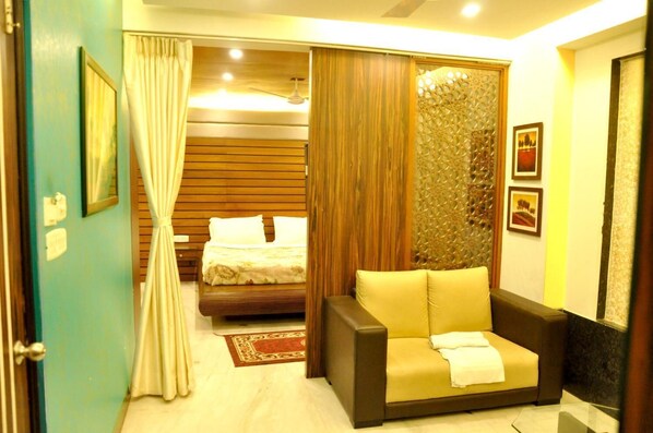 Premium bedding, in-room safe, desk, laptop workspace - Hotel Esteem (Kolkata)
