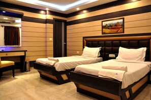 Premium bedding, in-room safe, desk, laptop workspace - Hotel Esteem (Kolkata)