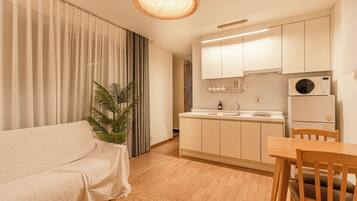 Casa familiar (25py Largo or Adagio) | Cocina privada | Frigorífico, microondas, hervidor eléctrico y arrocera