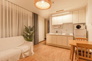 Casa família (25py Largo or Adagio) | Cozinha privada | Geladeira, micro-ondas, chaleira elétrica, panela elétrica de arroz