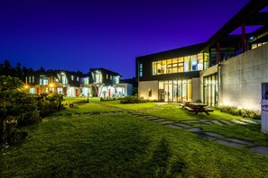 Façade de l’hébergement - soirée/nuit