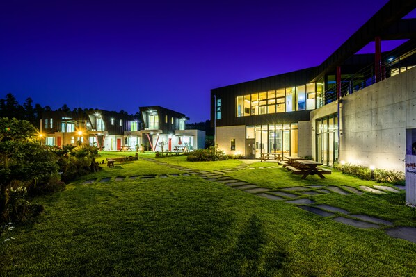 ด้านหน้าที่พัก - ตอนเย็น/กลางคืน