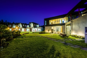 Fachada da propriedade à noite