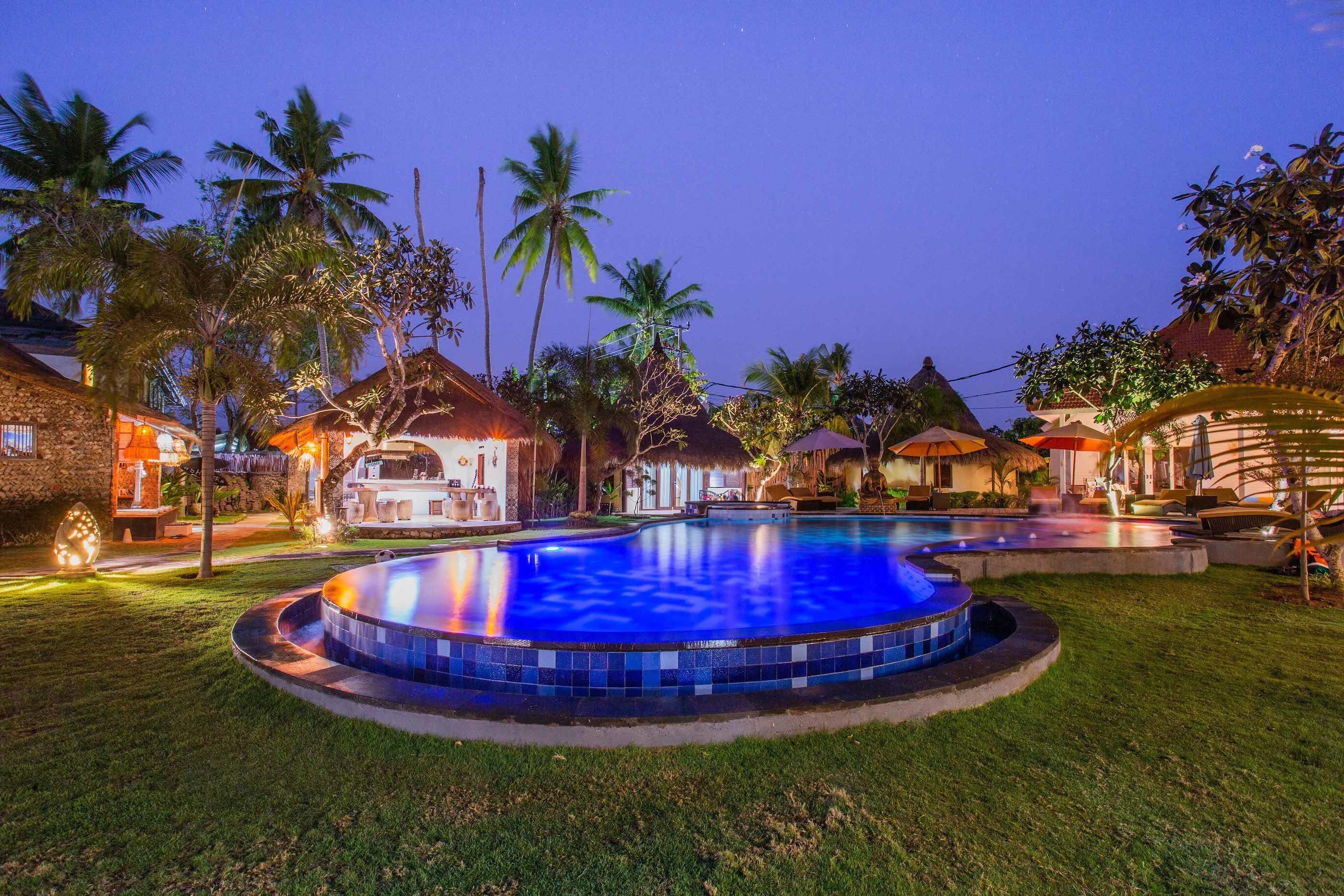 屋外プール、営業時間 7:00 ～ 21:00、プール パラソル、サンラウンジャー