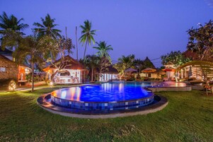 Una piscina al aire libre (de 07:00 a 21:00), sombrillas, tumbonas