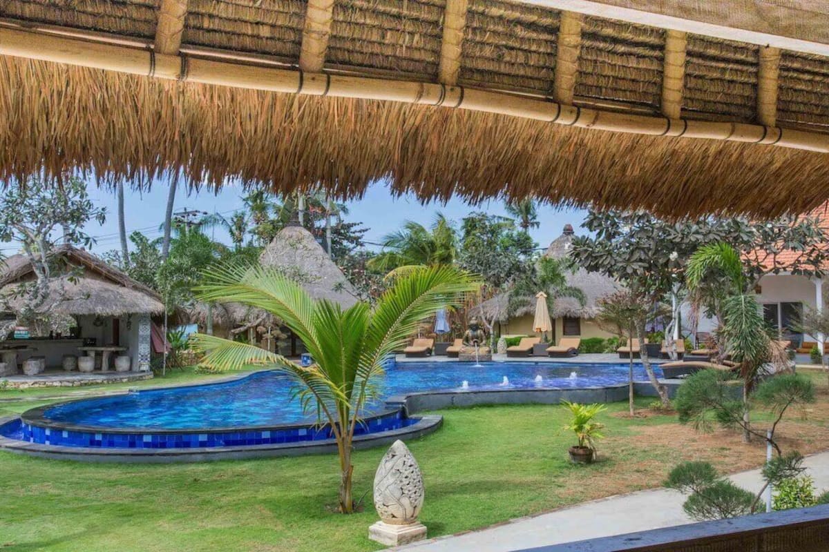 Deluxe Hut Double Room With Pool View | Terrace/patio