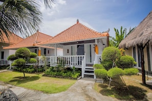 Deluxe Hut Double Room With Pool View | In-room safe, desk, blackout drapes, free WiFi - Sanghyang Bay Villas (Lembongan Island)