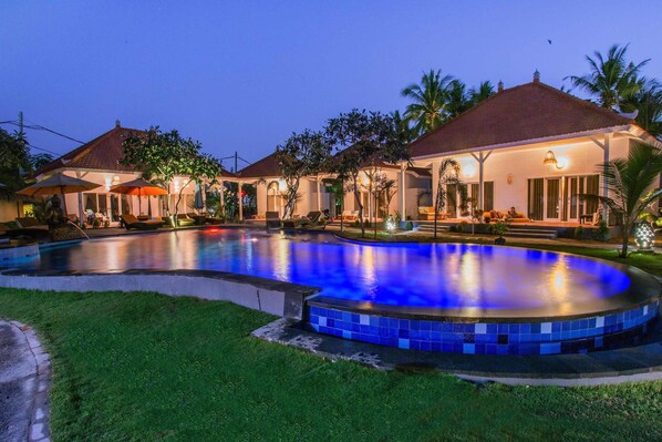 Außenpool, geöffnet von 07:00 Uhr bis 21:00 Uhr, Sonnenschirme