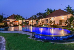 Una piscina al aire libre (de 07:00 a 21:00), sombrillas, tumbonas
