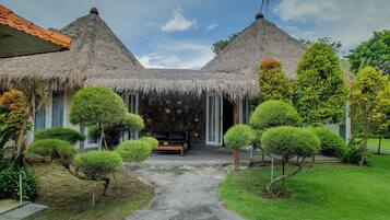 Caja de seguridad en la habitación, escritorio y cortinas blackout