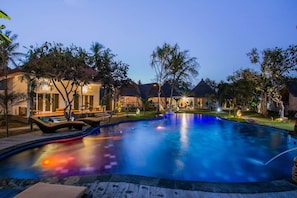 Outdoor pool, open 7:00 AM to 9:00 PM, pool umbrellas, pool loungers - Sanghyang Bay Villas (Lembongan Island)