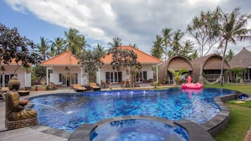 Außenpool, geöffnet von 07:00 Uhr bis 21:00 Uhr, Sonnenschirme