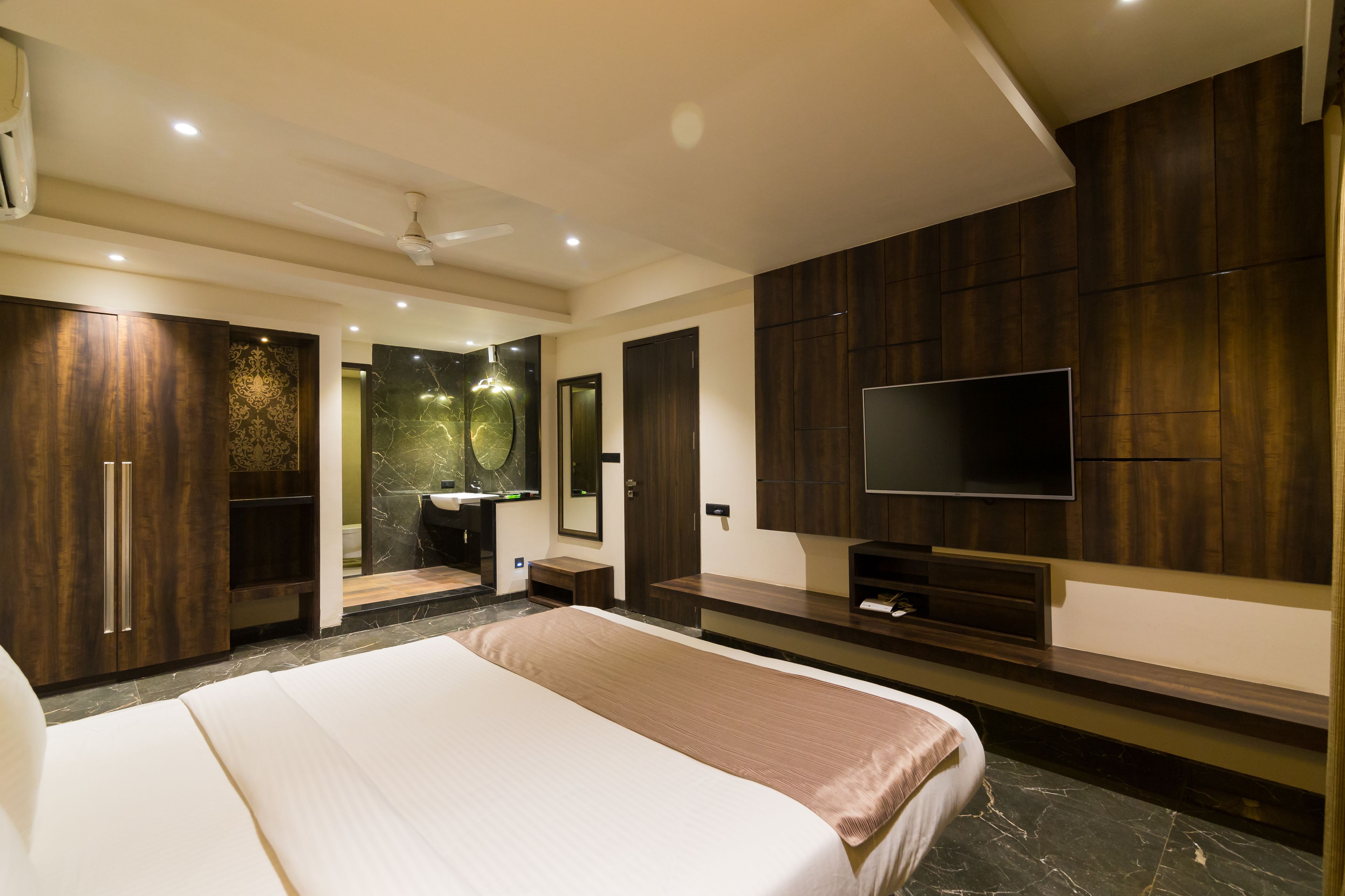 Suite de lujo, 1 cama de matrimonio grande | 1 dormitorio, ropa de cama de alta calidad, escritorio