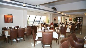 Café da manhã, almoço e jantar; culinária internacional