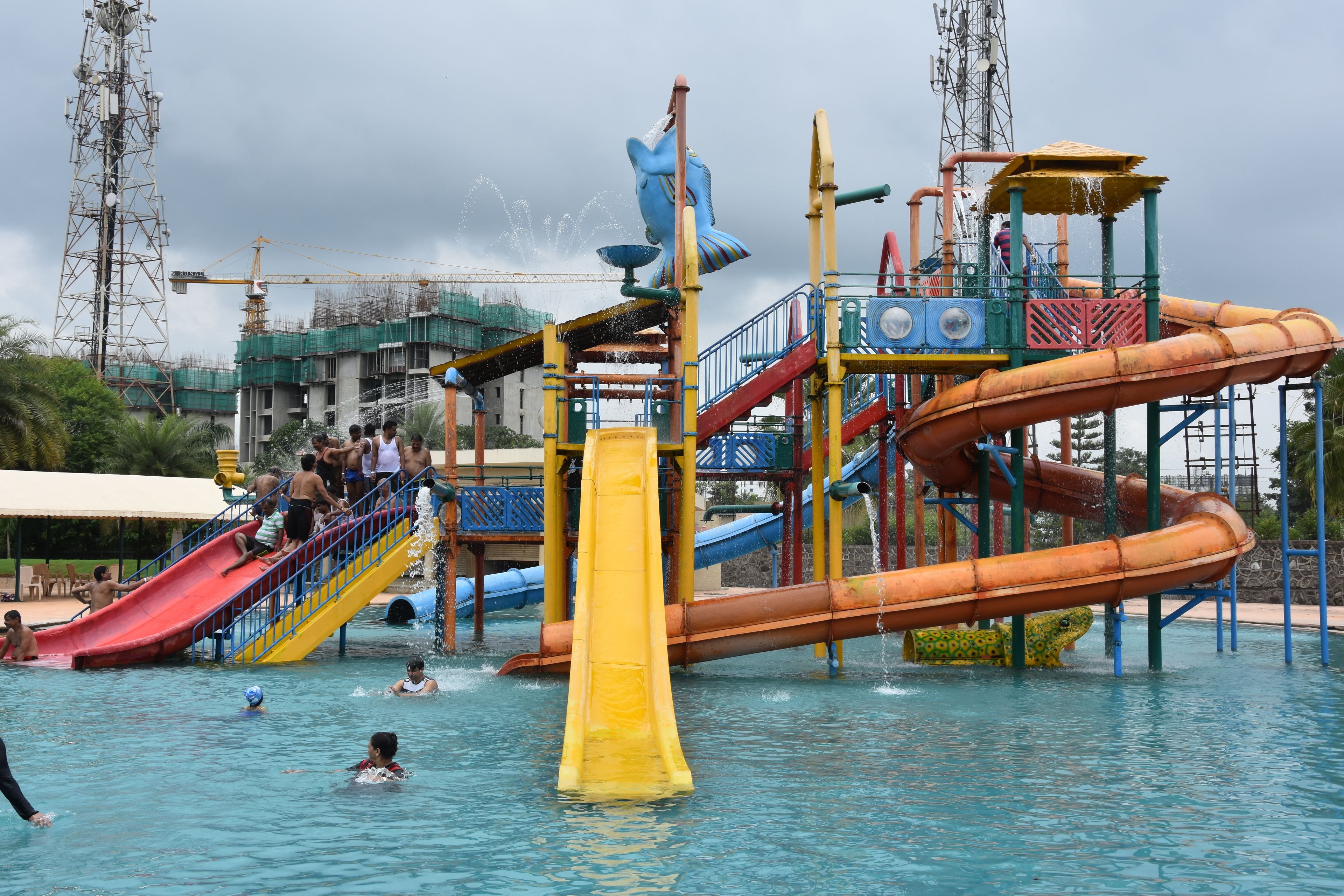 Un parque acuático con toboganes y atracciones acuáticas.