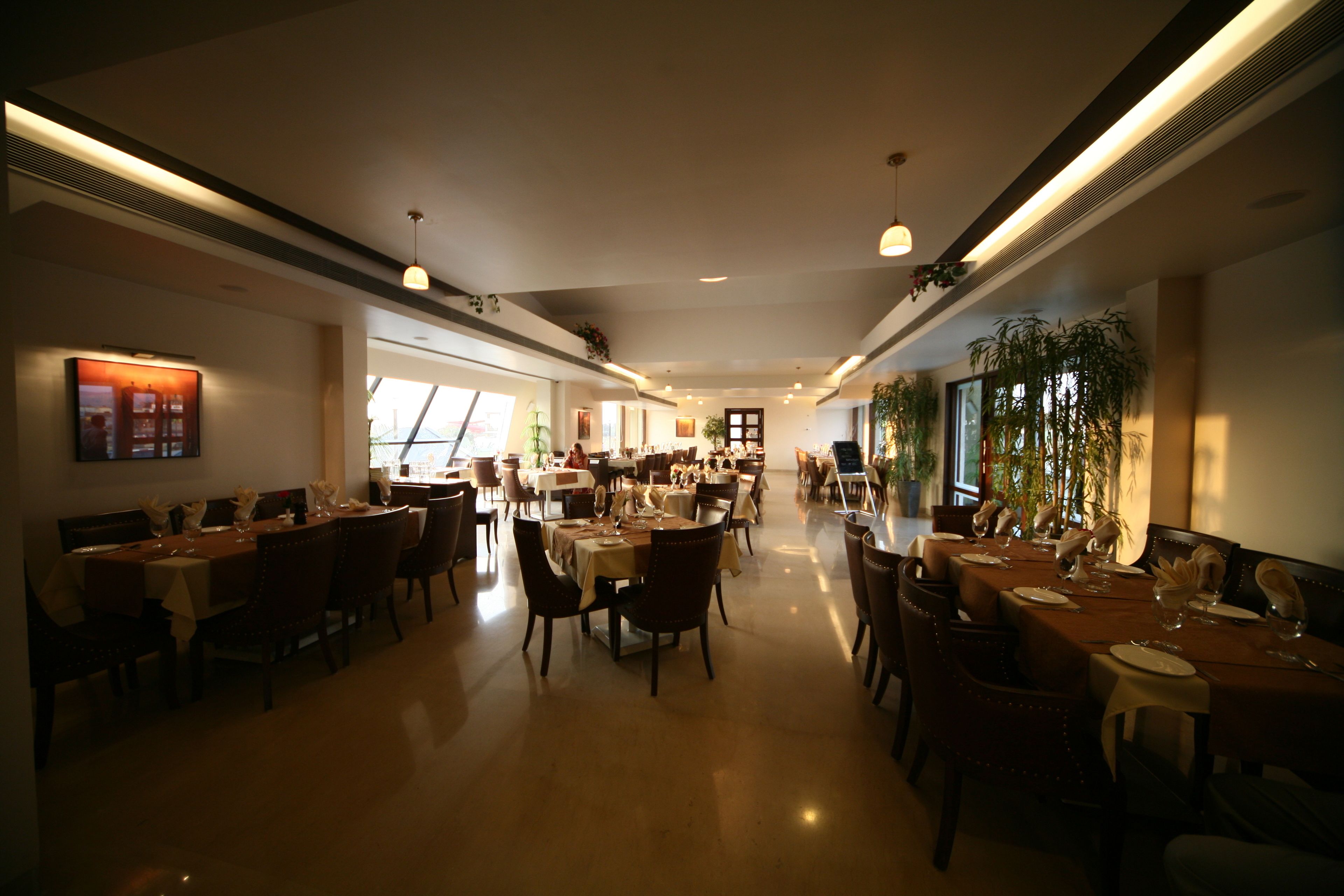 Phục vụ bữa sáng, bữa trưa, bữa tối, món ăn mang phong cách quốc tế 