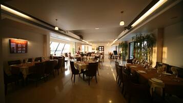 Phục vụ bữa sáng, bữa trưa, bữa tối, món ăn mang phong cách quốc tế