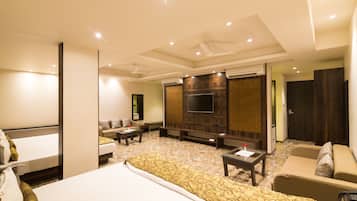 Double Family Room | 1 bedroom, premium bedding, desk, iron/ironing board