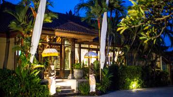 Fassade der Unterkunft â Abend/Nacht