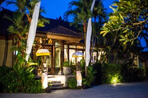 Façade de l’hébergement - soirée/nuit