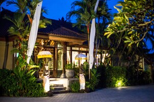 Fachada del alojamiento - Noche